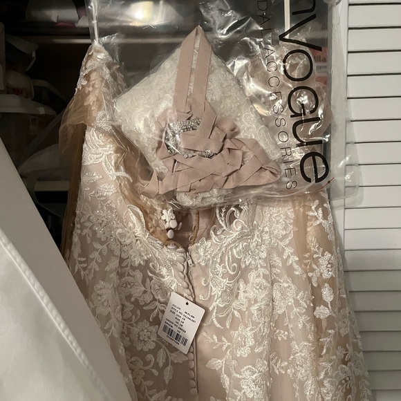 Wedding dress (someone please buy I’m begging) - Picture 2 of 16